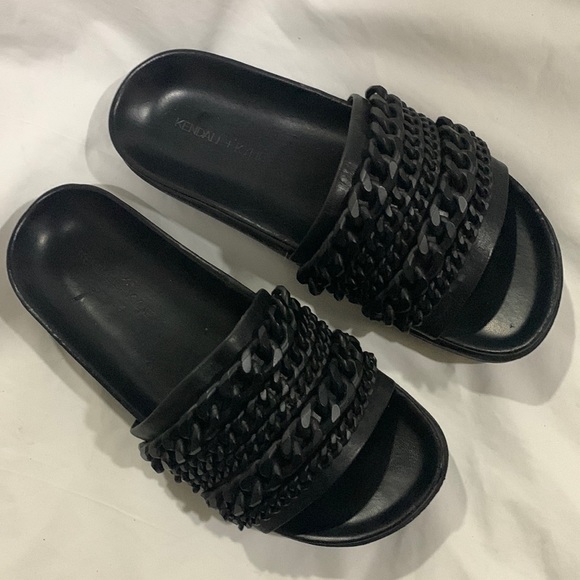 🔥1/2 of Summer Sale!🔥 KENDALL & KYLIE “Shiloh”  Matte Black Chain Link Slides - Picture 1 of 8